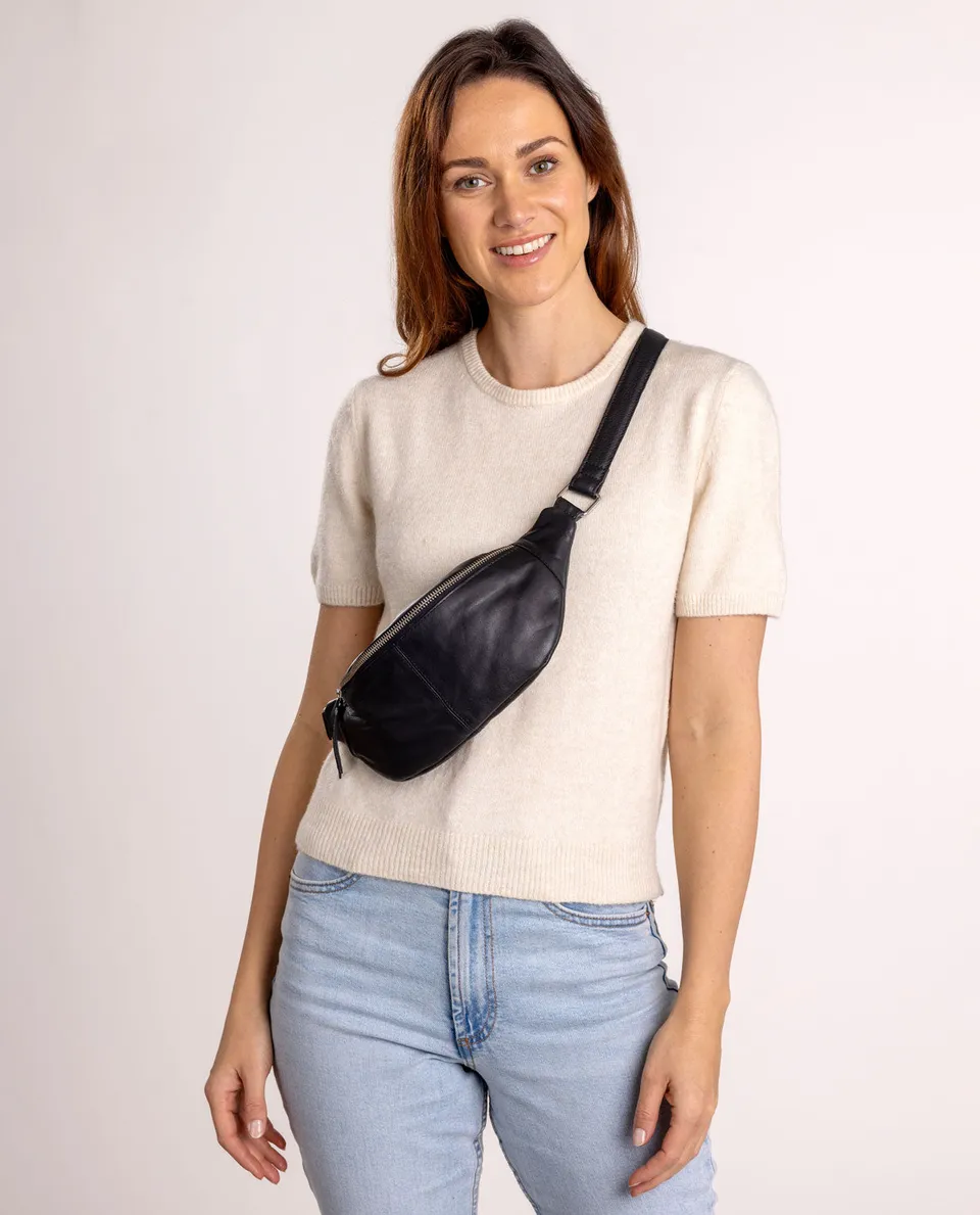 gusti-leder-cillian-bauchtasche-aus-leder-2 image 1