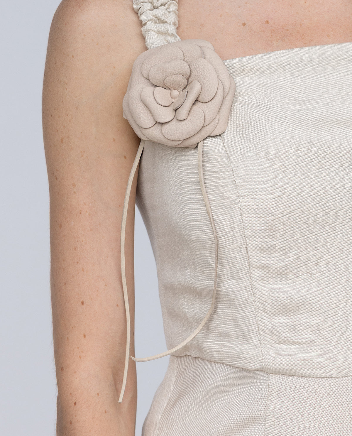 gusti-leder-iva-haarspange-leder-haarblume-beige-lwg-leder-floral image 7