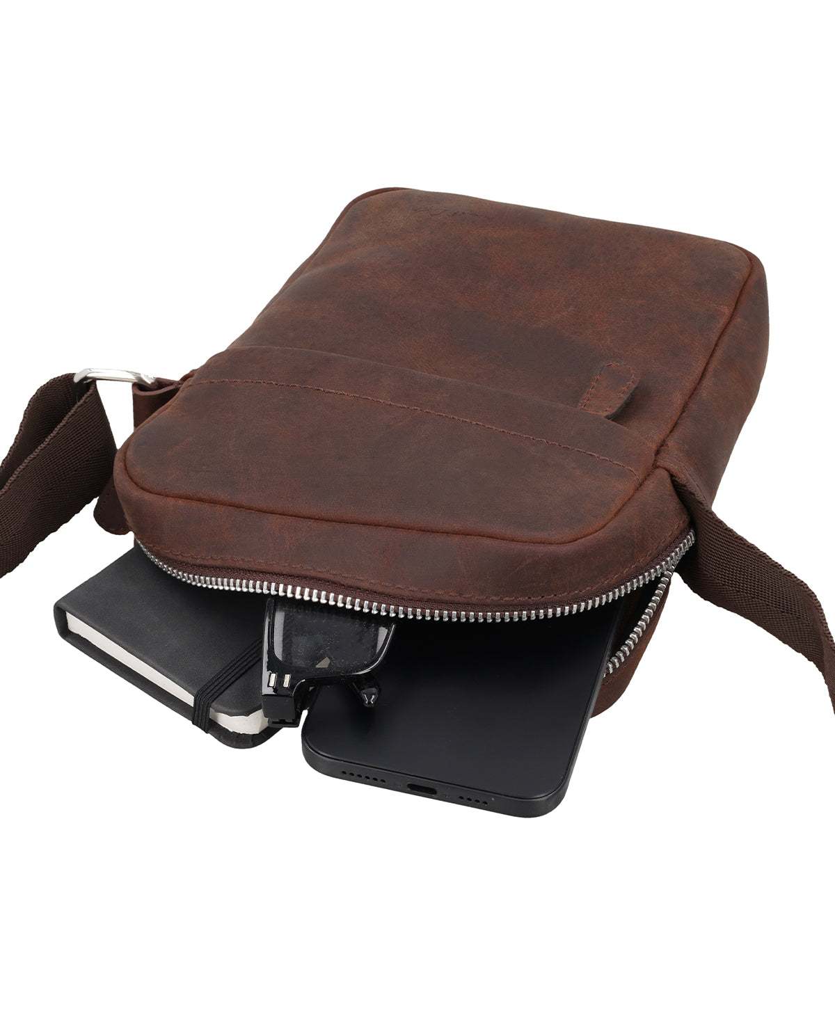 gusti-leder-karl-umh-ngetasche-braun-mit-airtag-fach image 3