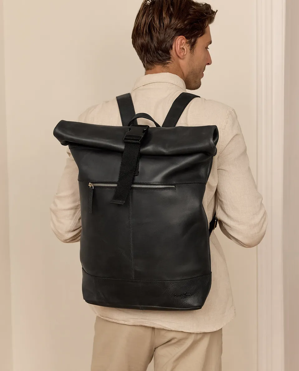 gusti-leder-mattis-rolltop-rucksack-daypack-aus-schwarzem-b-ffelleder image 1