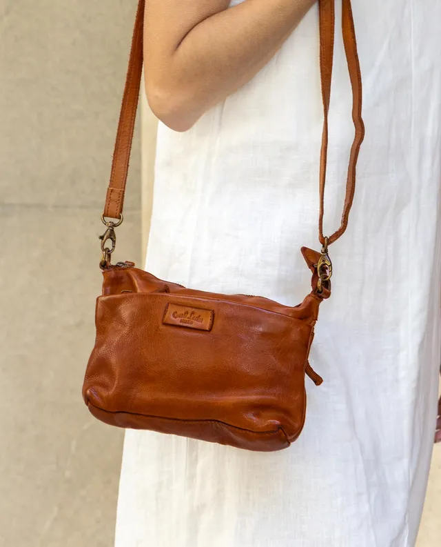 gusti-leder-veronika-2-in-1-schultertasche-und-clutch image 1