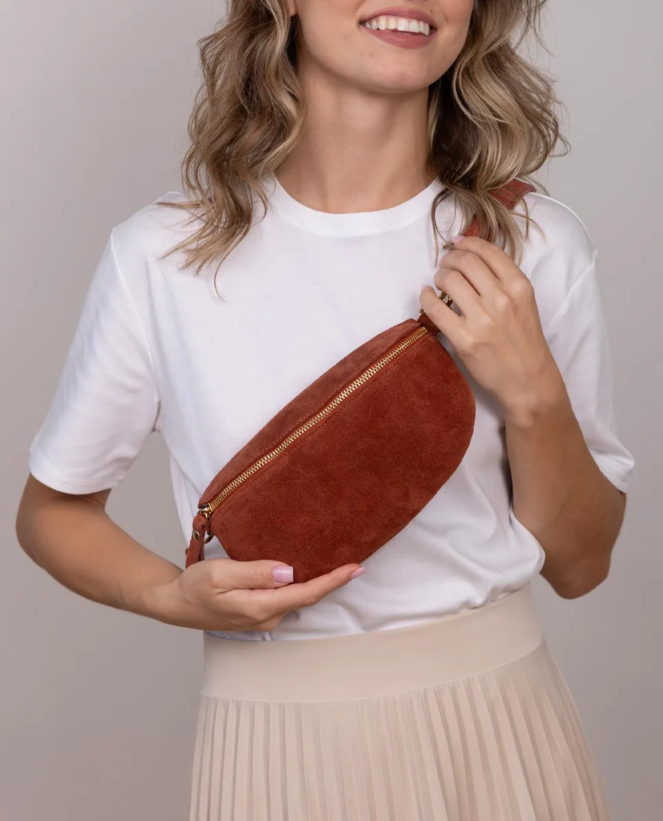 gusti-leder-brinja-umh-ngetasche-halbrund-kleine-leder-crossbody-tasche image 1