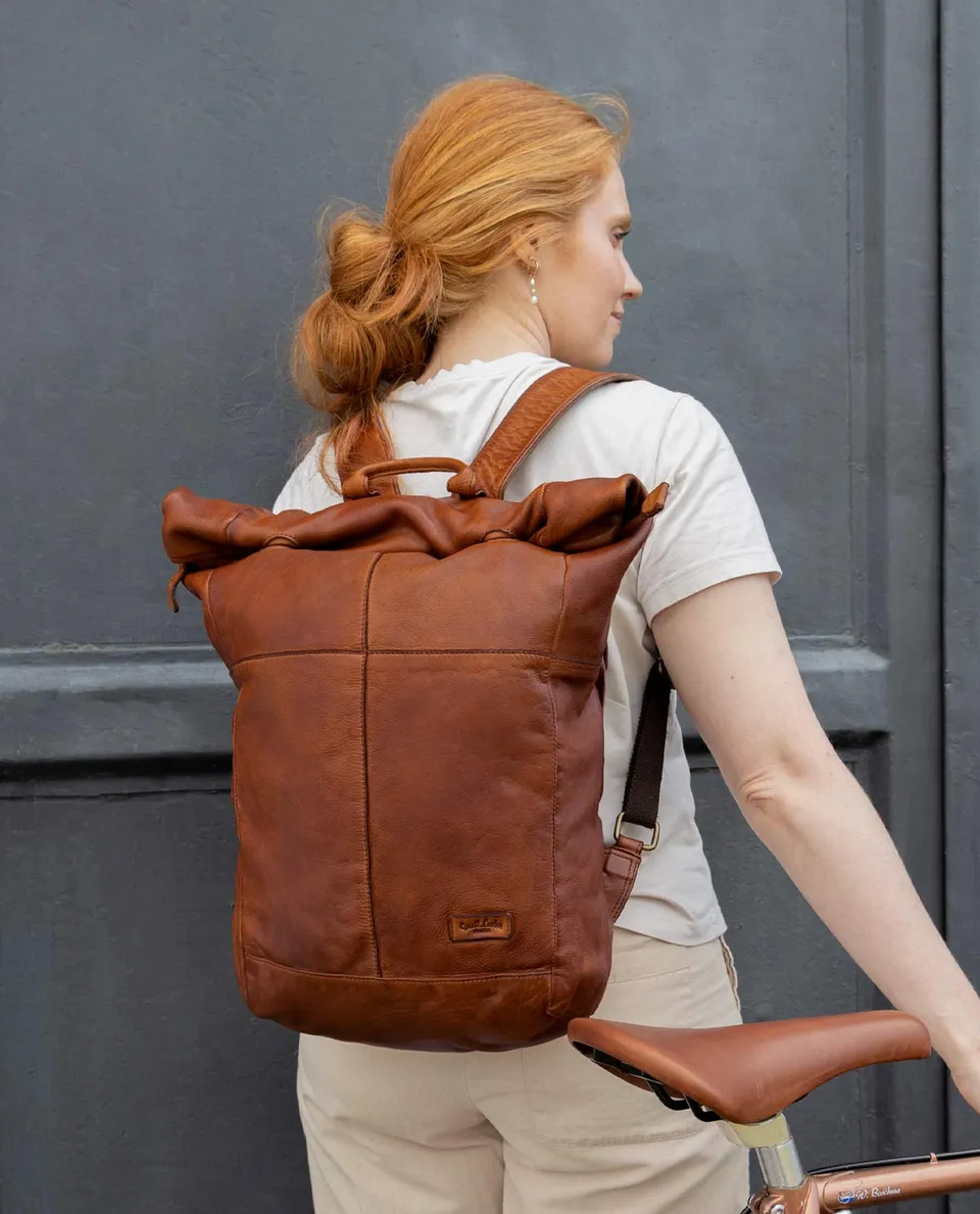 gusti-leder-joy-messenger-rucksack-flip-top-rindsleder-braun image 1