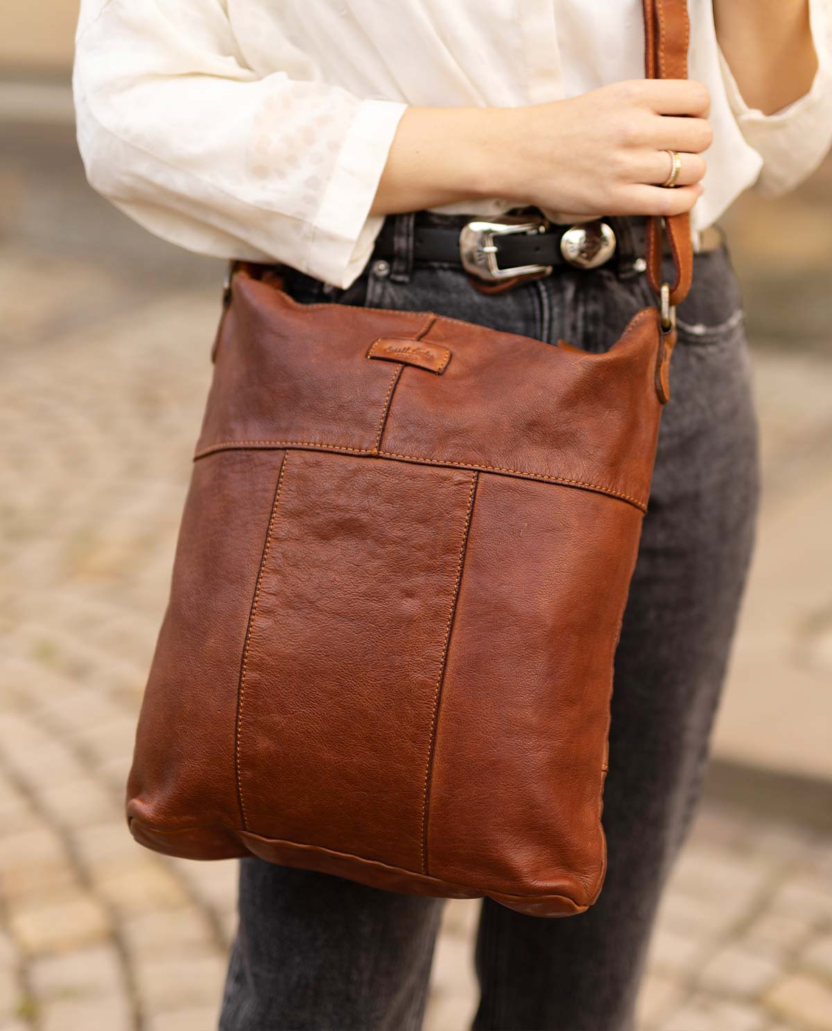 gusti-leder-maola-schultertasche-damen-ger-umig image 1