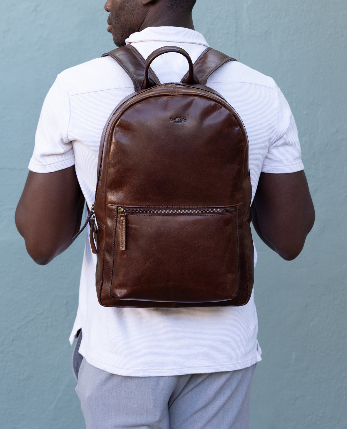 gusti-leder-klaas-rucksack-aus-leder-mit-laptopfach-und-airtag-fach image 6
