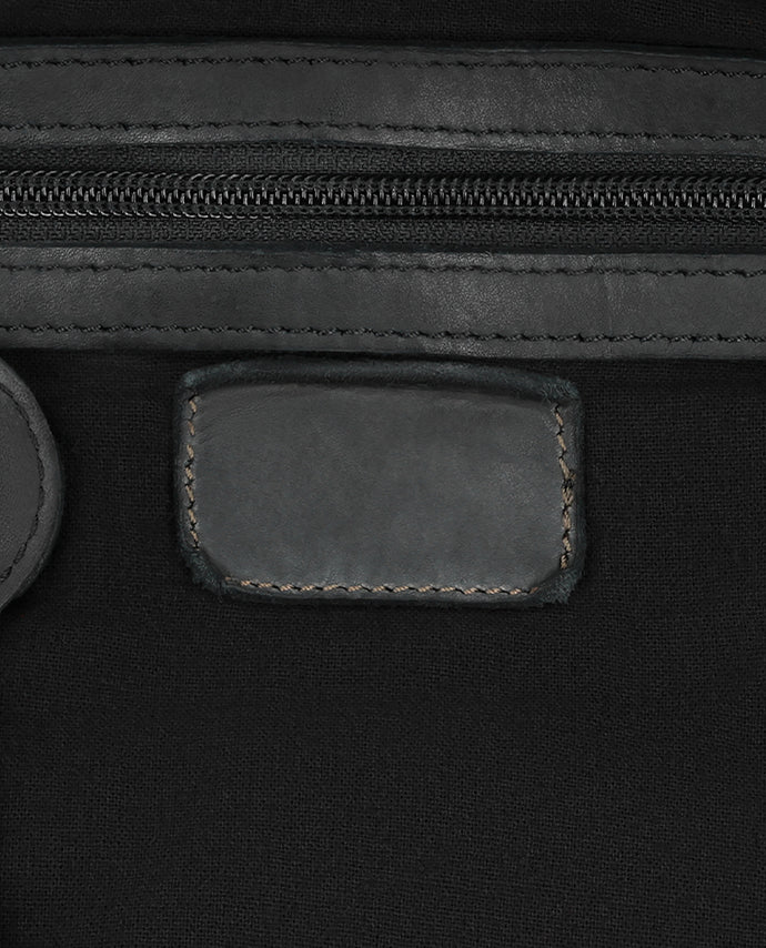 gusti-leder-aliya-handtasche-damen-schwarz-geflochten-mit-airtag-fach image 6