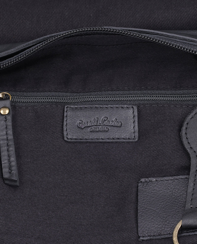 gusti-leder-candice-umh-ngetasche-schwarz-aus-leder-mit-airtag-fach image 3