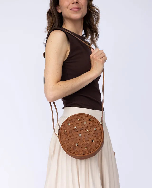 gusti-leder-gabriella-runde-braune-schultertasche-aus-geflochtenem-rindsleder image 1