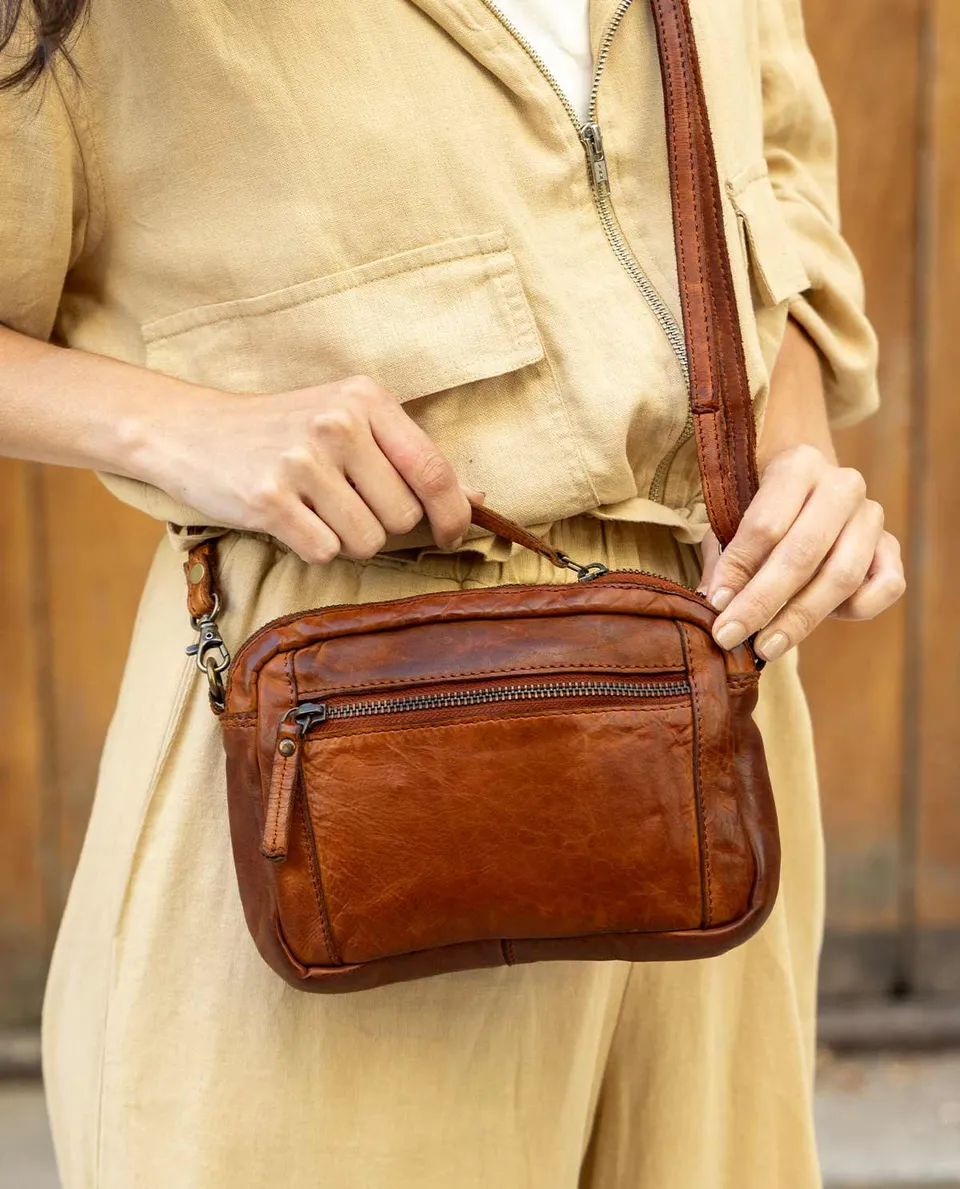 gusti-leder-dominic-handtasche-aus-leder-kompakte-casual-umh-ngetasche image 1