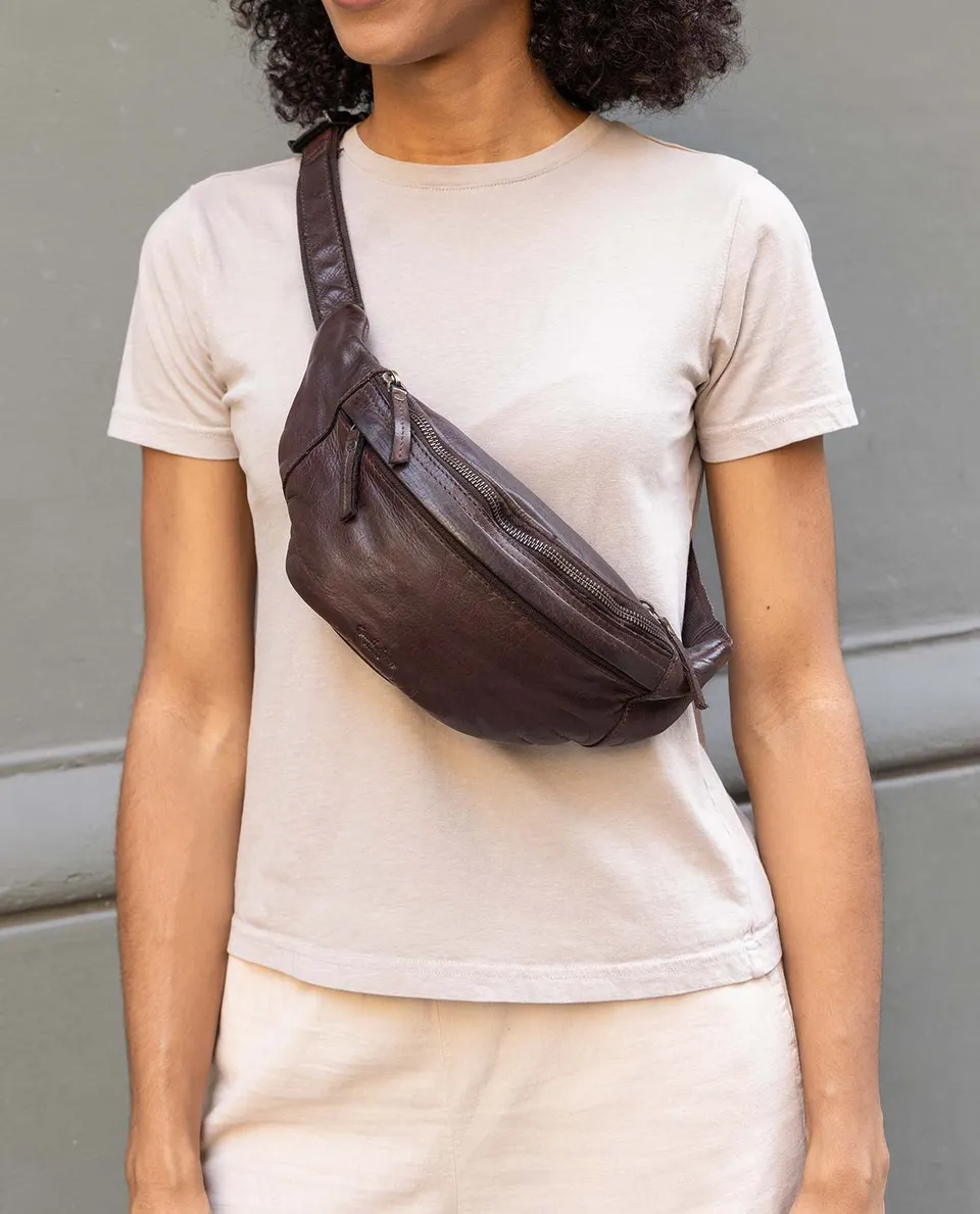 gusti-leder-spencer-g-rteltasche-aus-waschleder image 1