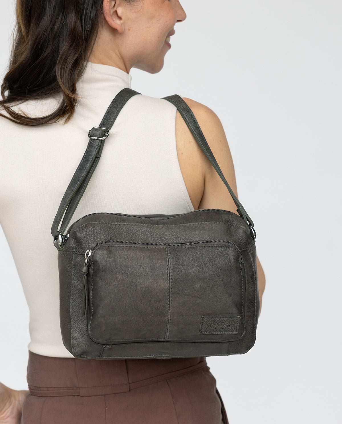 gusti-leder-amani-kleine-damen-handtasche-aus-leder-mit-au-enfach image 4