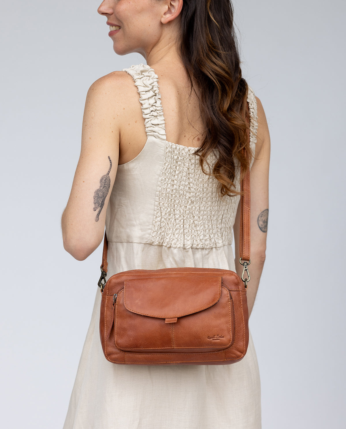 gusti-leder-flores-braune-rindsleder-handtasche-mit-wechselgurt-lwg-zertifiziert image 8
