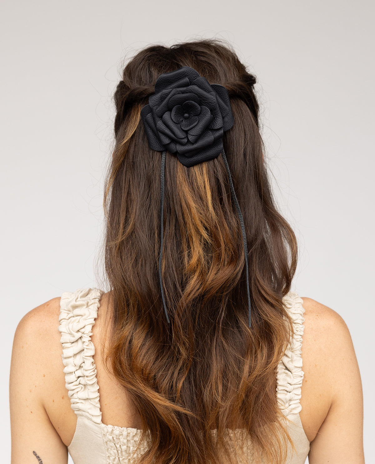 gusti-leder-iva-haarspange-lederblume-schwarz-lwg-leder image 5