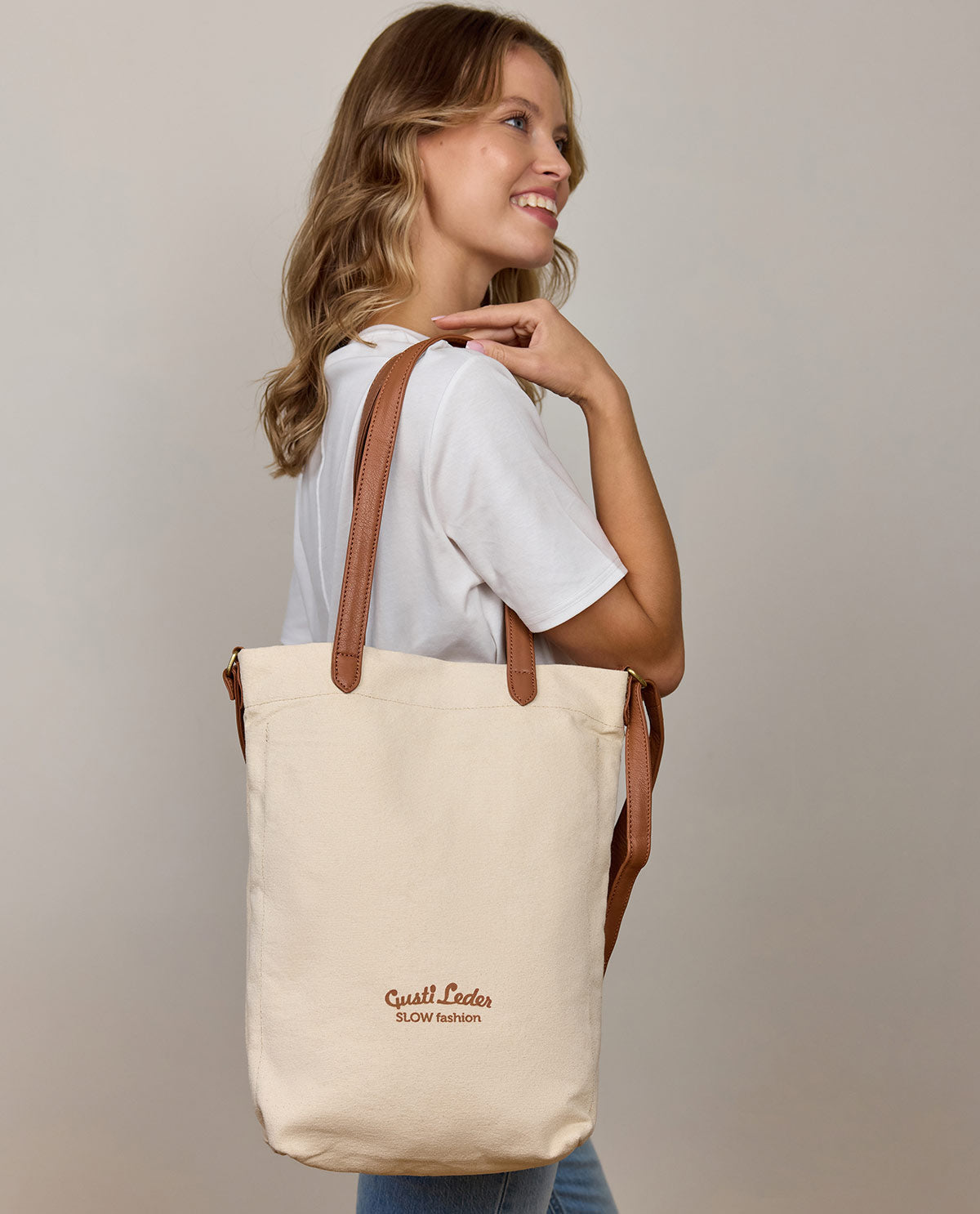 gusti-leder-dinara-stofftasche-mit-ledergriffen-und-logo image 1