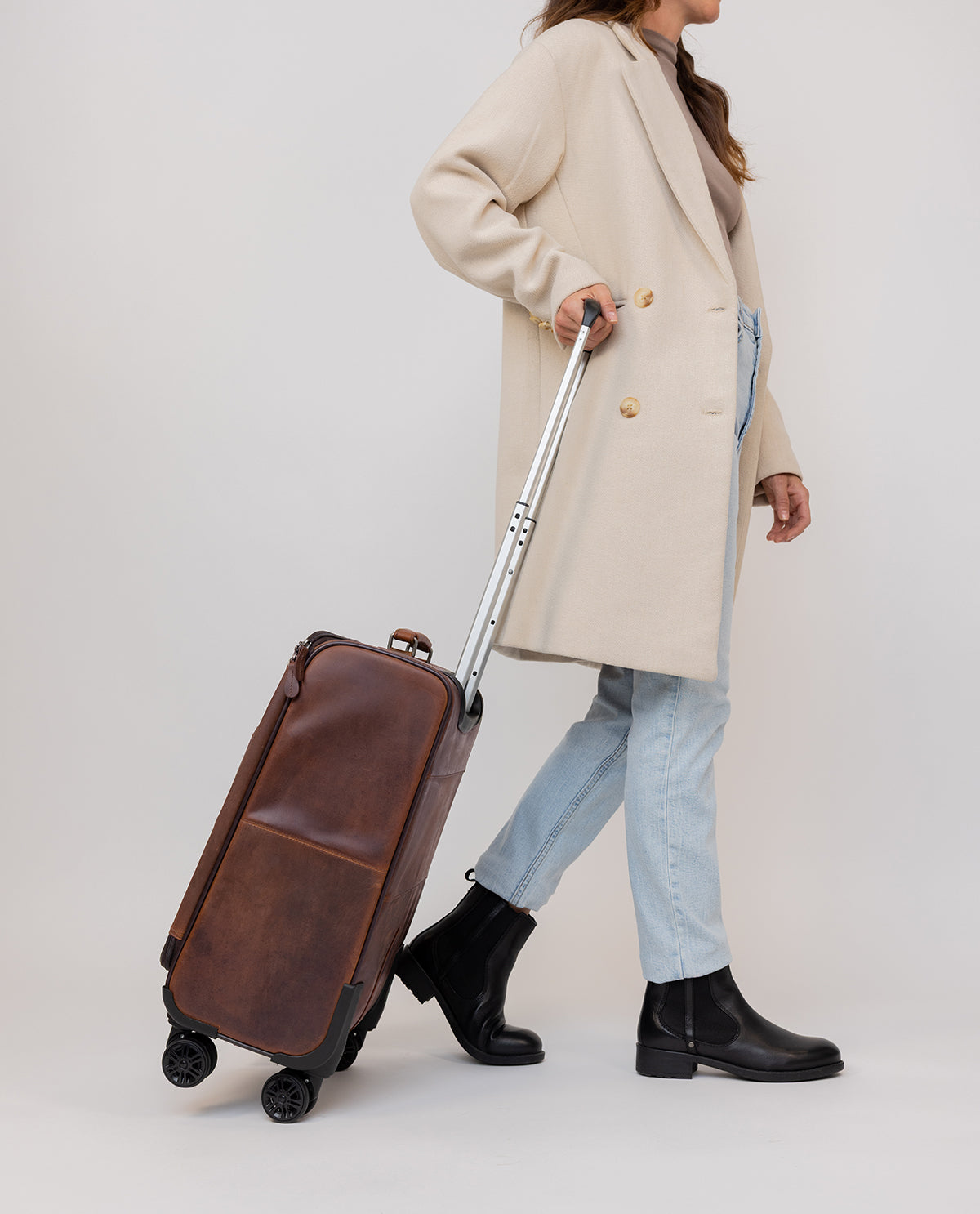 gusti-leder-asia-rollkoffer-trolley-aus-b-ffelleder-braun-4-rollen image 4