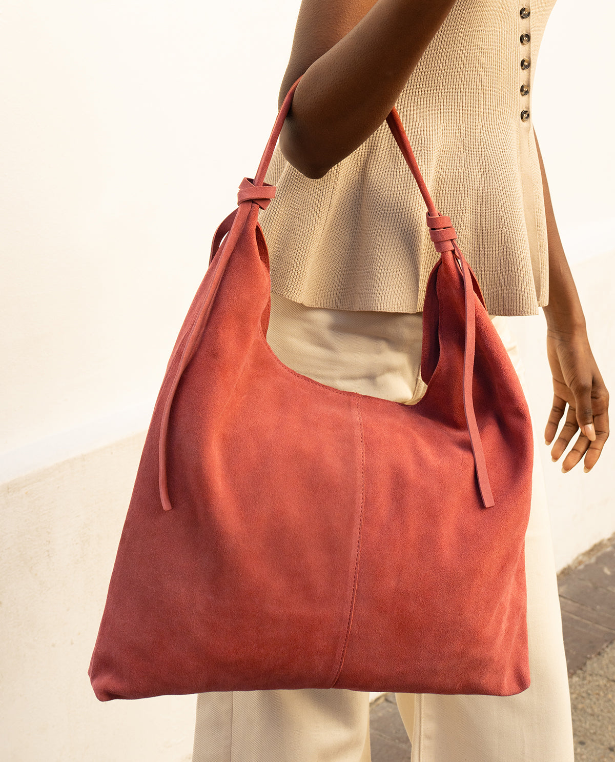 gusti-leder-tela-gro-e-handtasche-damen-leder-mit-airtag-fach image 3