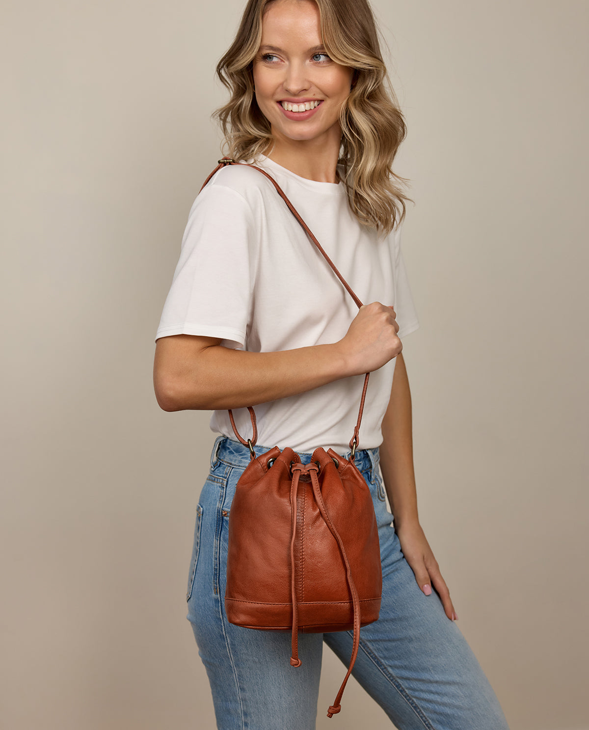 gusti-leder-ivy-leder-beuteltasche-bucket-vintage-design image 1