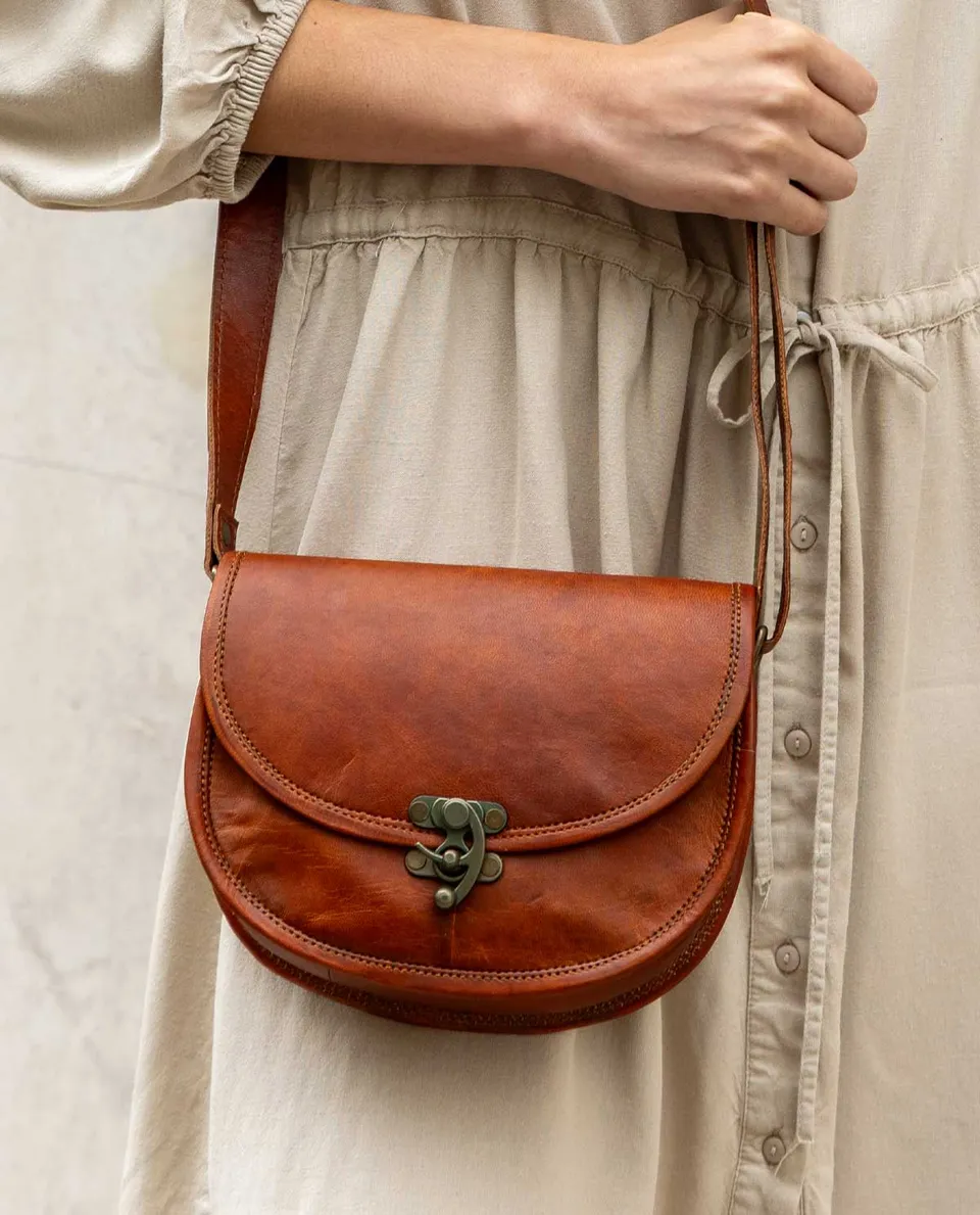 gusti-leder-rosa-kleine-umh-ngetasche-crossbody-aus-leder image 1
