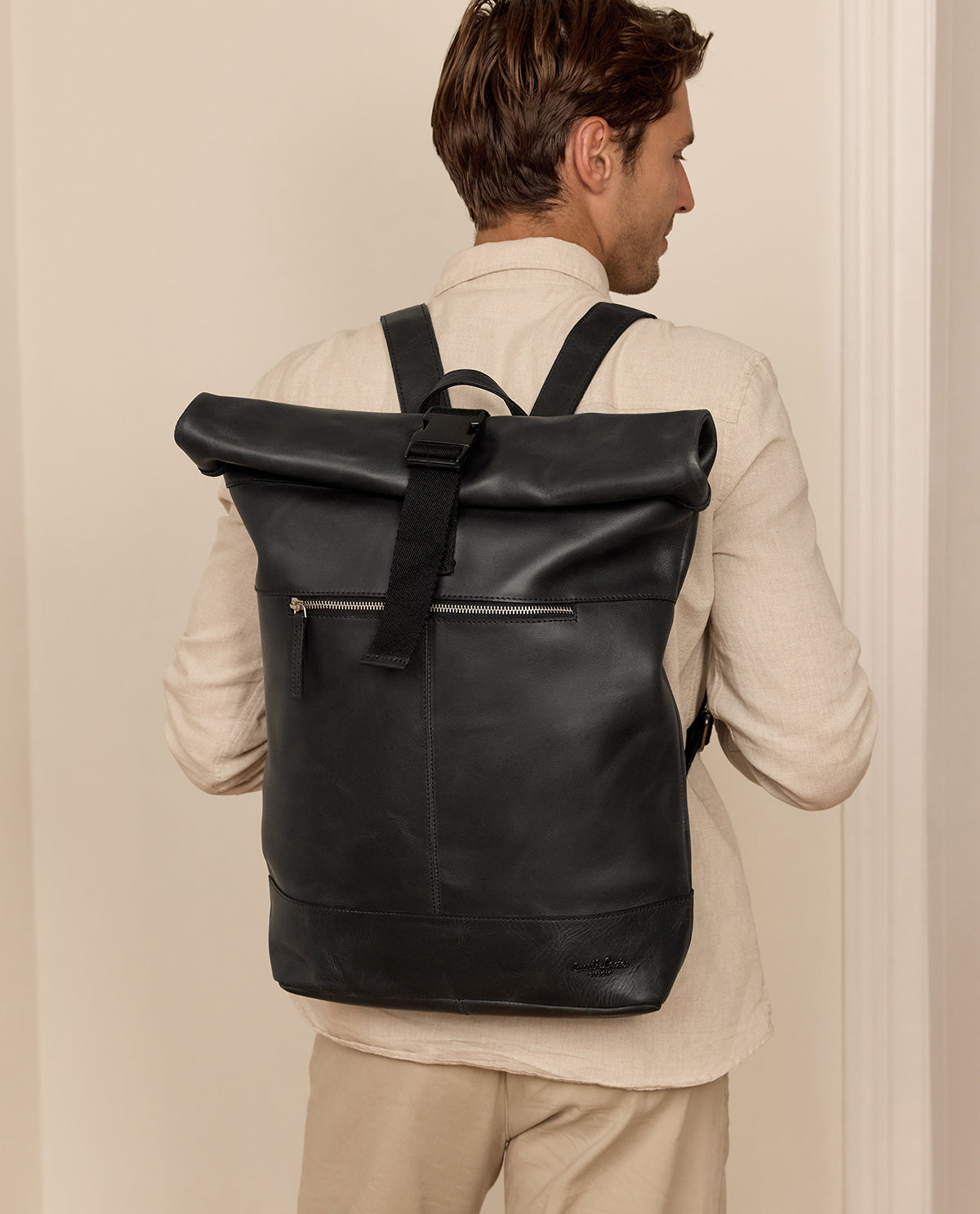 gusti-leder-mattis-rolltop-rucksack-daypack-aus-schwarzem-b-ffelleder image 1