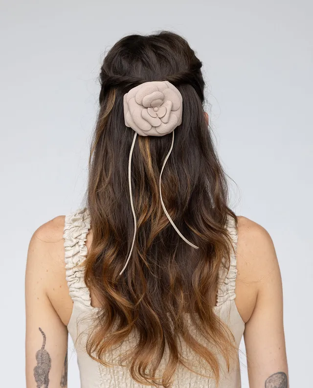 gusti-leder-iva-haarspange-leder-haarblume-beige-lwg-leder-floral image 1
