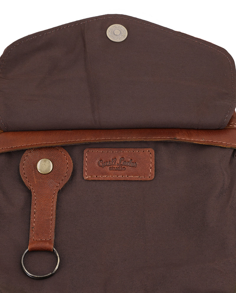 gusti-leder-karisma-mini-handtasche-briefform-echtleder-braun image 2