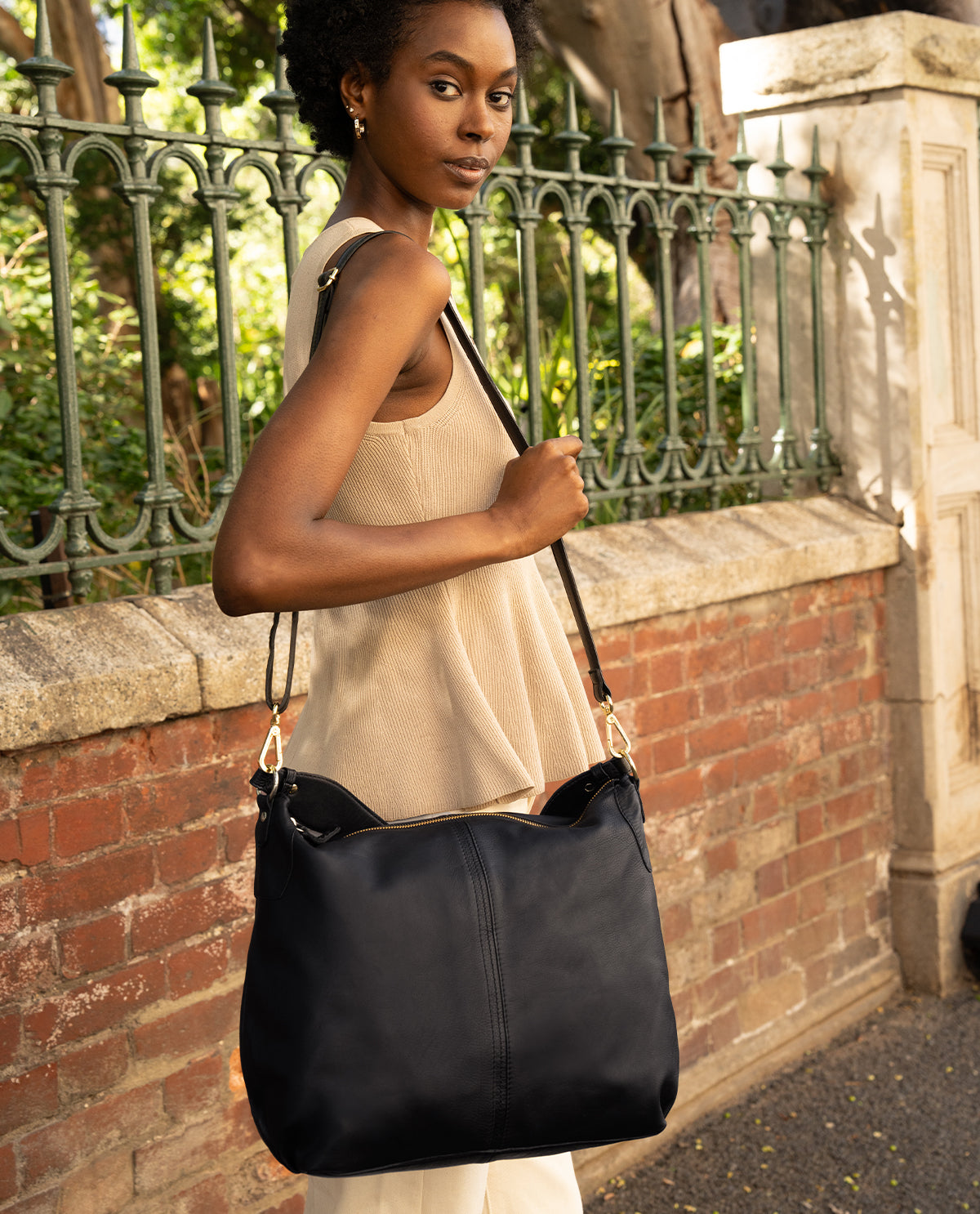 gusti-leder-hannah-ledertasche-mit-laptopfach-und-rei-verschluss image 4