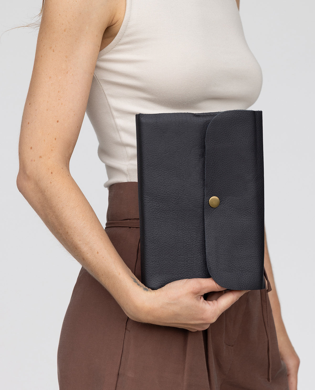 gusti-leder-olana-buch-mit-lederumschlag-schwarz-nachf-llbar image 4