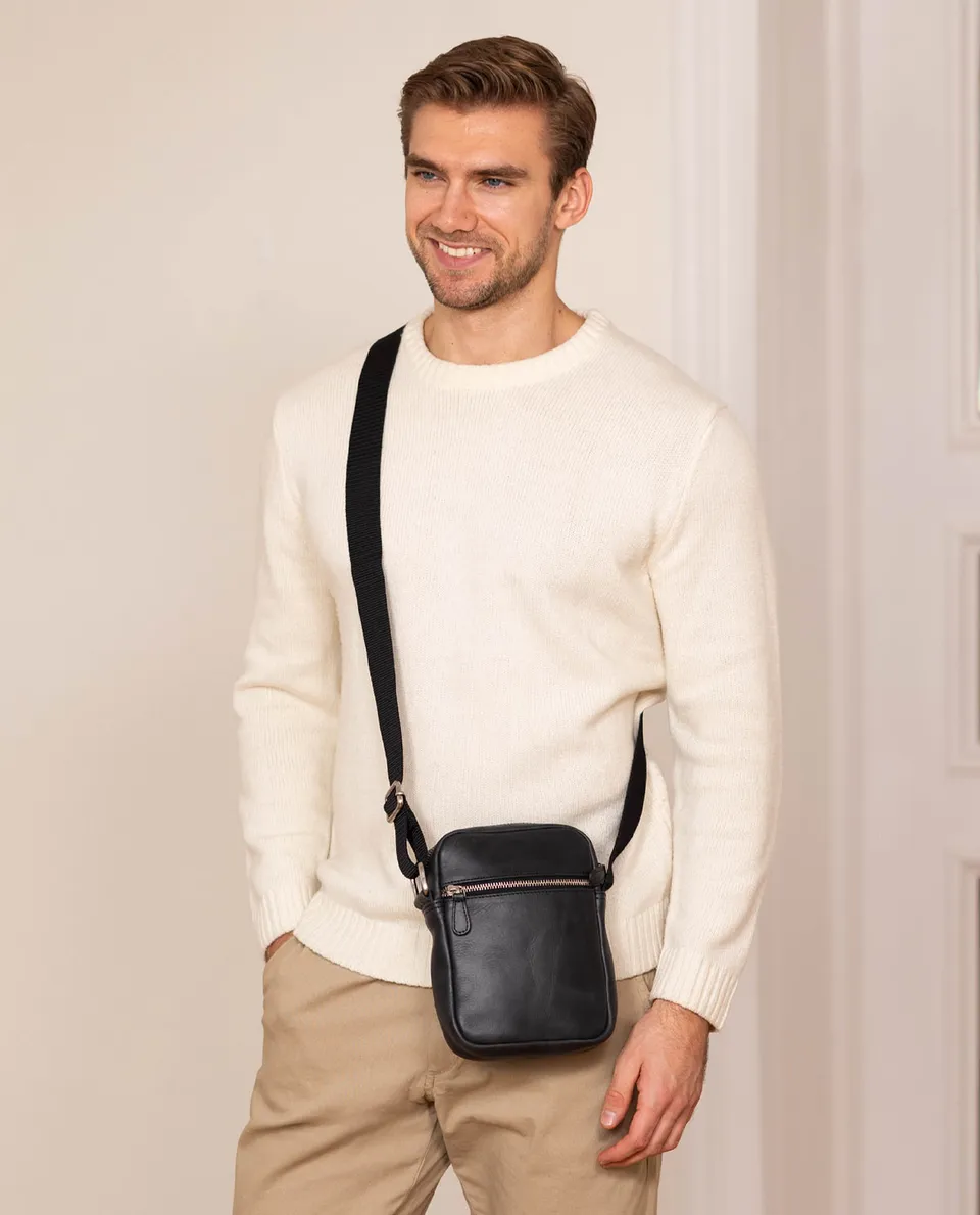 gusti-leder-karl-schultertasche-aus-b-ffelleder image 1