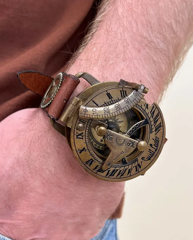 gusti-leder-denise-sonnenuhr-mit-kompass-und-b-ffelleder-armband image 1