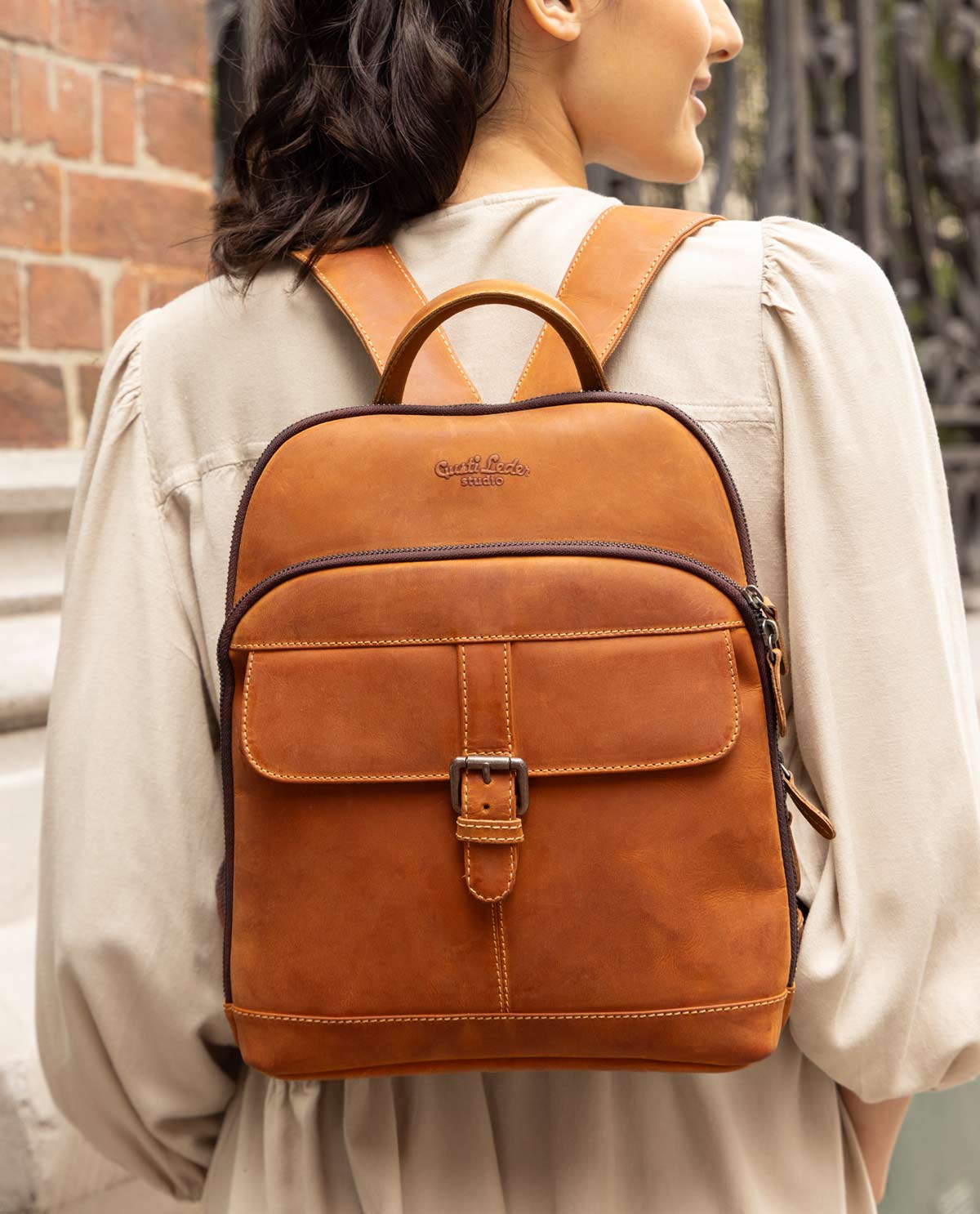 gusti-leder-alena-rucksack-city-rucksack-aus-b-ffelleder-outlet image 1