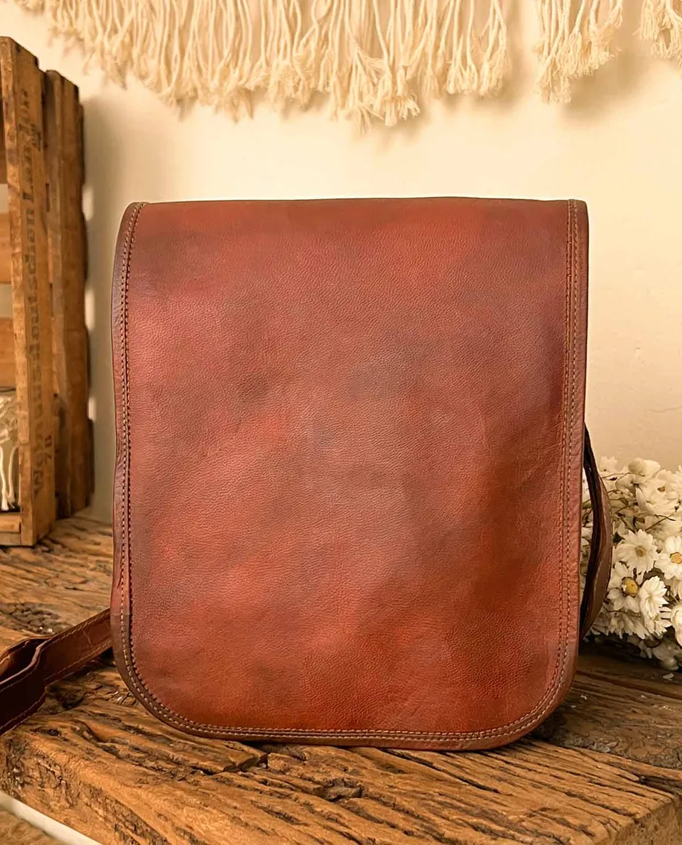 gusti-leder-helen-umh-ngetasche-ziegenleder-vintage-f-r-ipad-air image 1