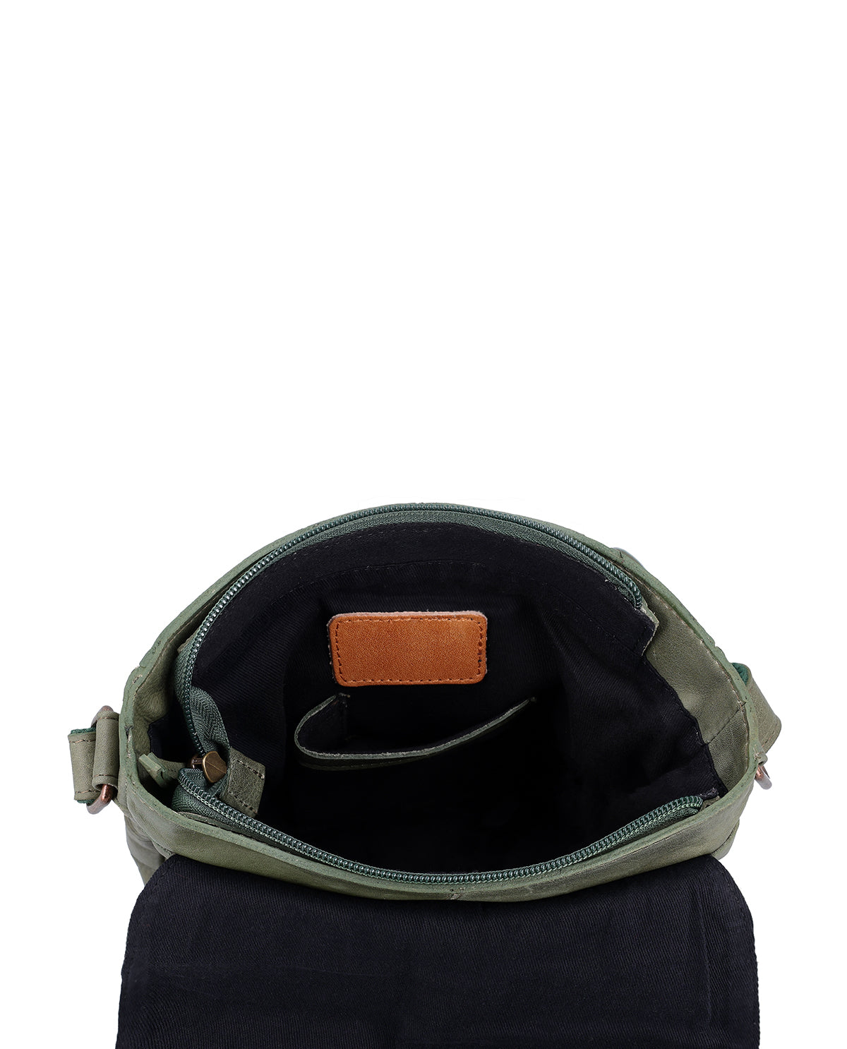 gusti-leder-candice-crossbody-bag-kompakt-mit-airtag-fach image 6