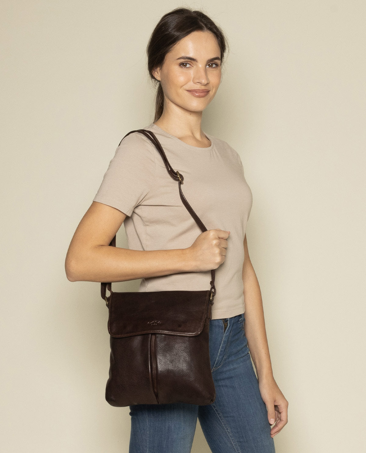 gusti-leder-outlet-umh-ngetasche-braun-aus-waschleder-2 image 4