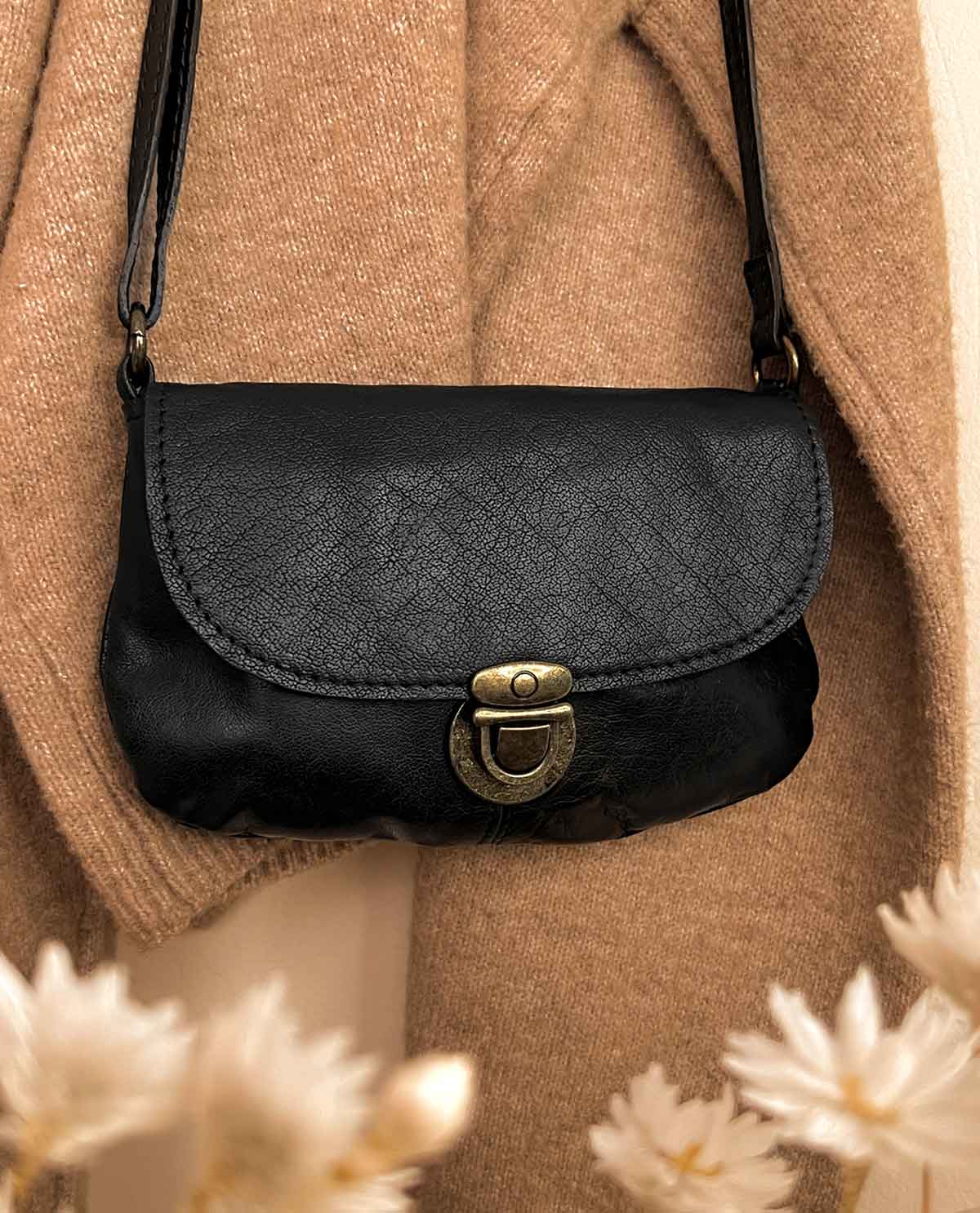 gusti-leder-rona-outlet-ledertasche-damen-schwarz-klein-vintage image 4