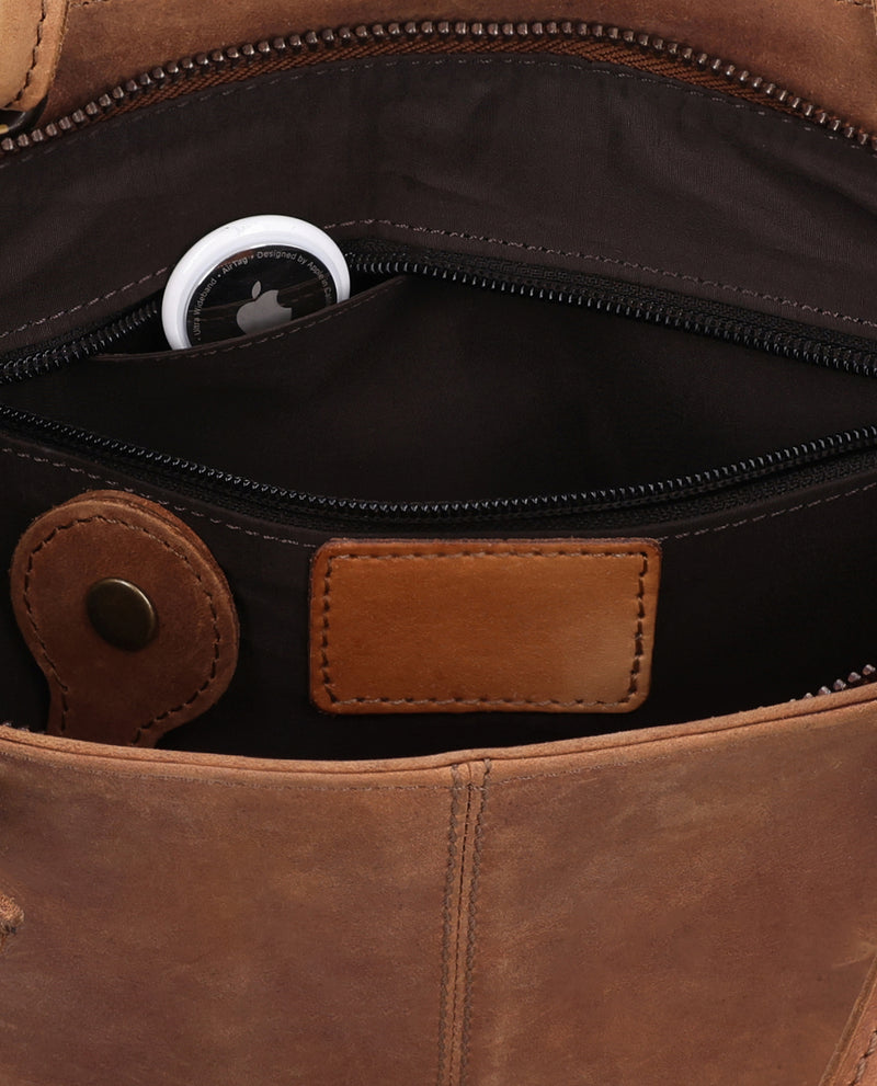 gusti-leder-merle-handtasche-braun-rindsleder-mit-schulterriemen image 4