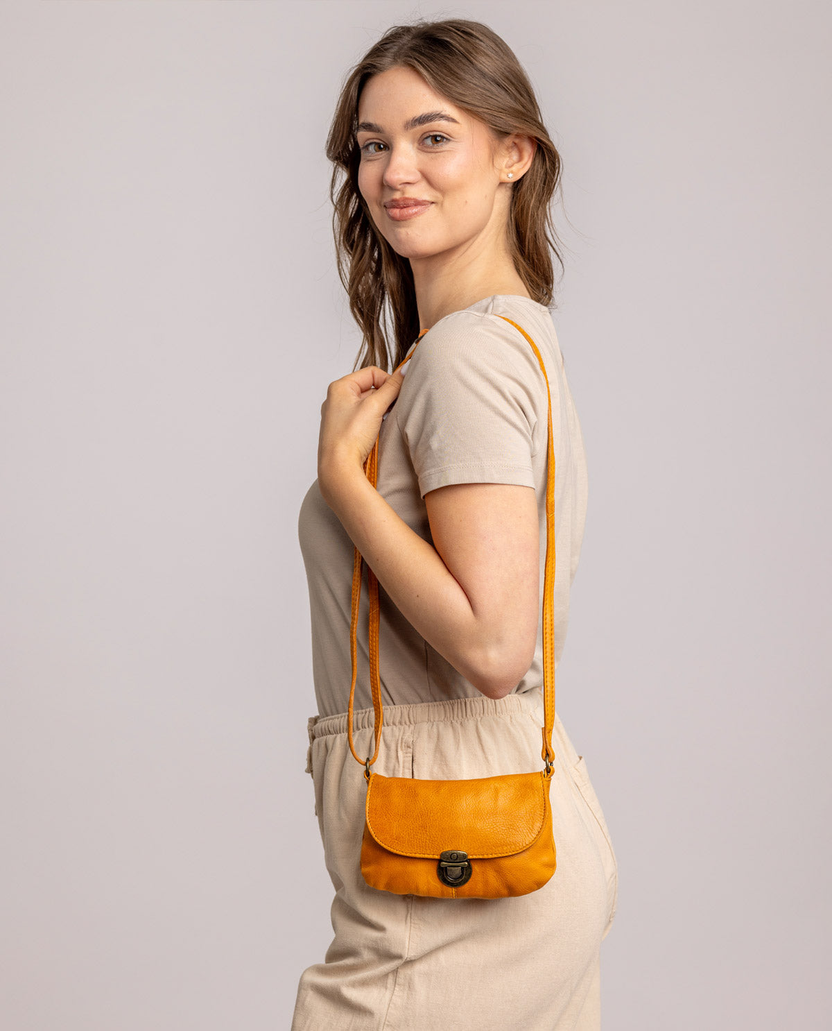 gusti-leder-rona-handtasche-klein-mini-leder-umh-ngetasche-vintage image 4
