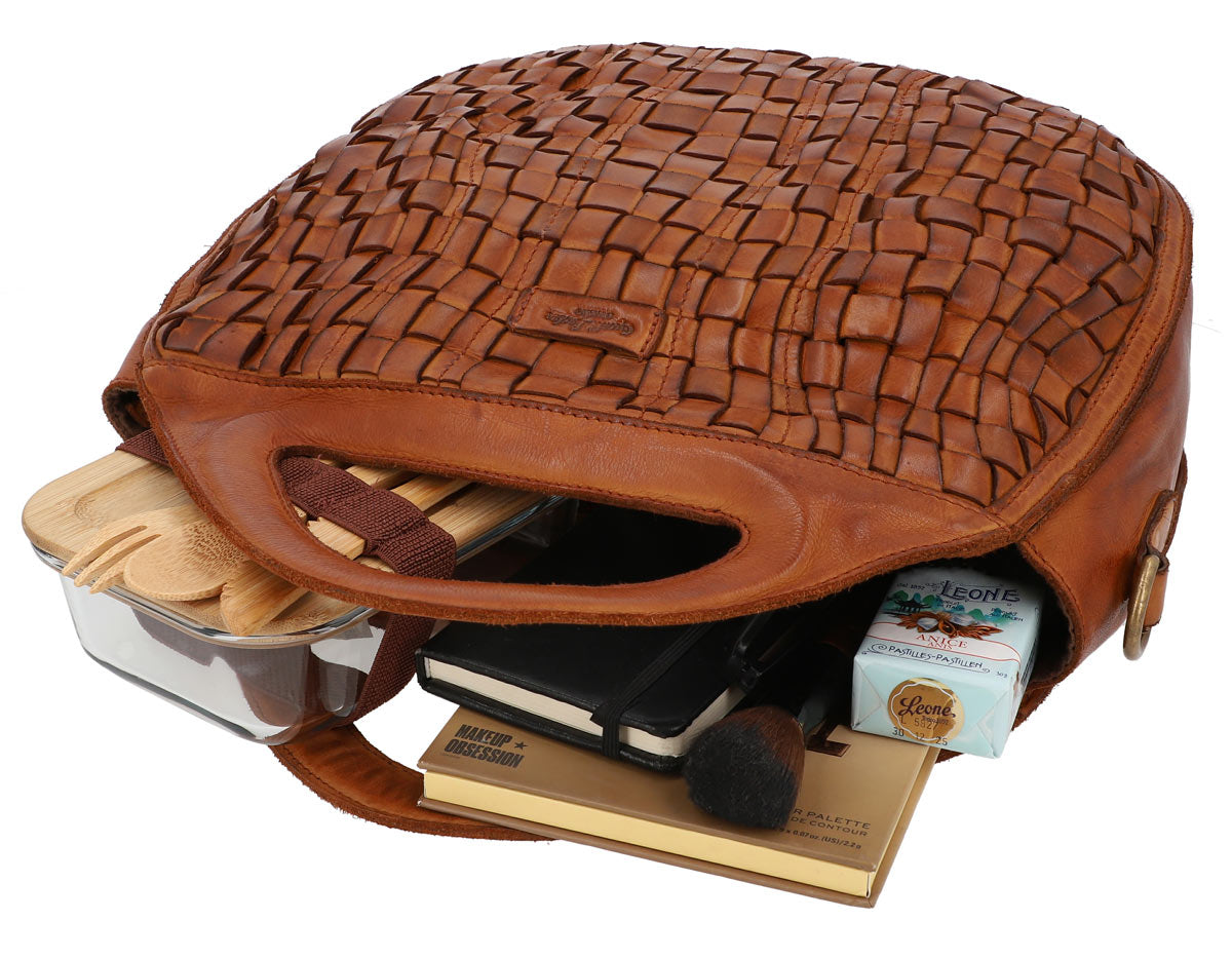 gusti-leder-outlet-umh-ngetasche-halbrund-braunes-vintage-leder image 3