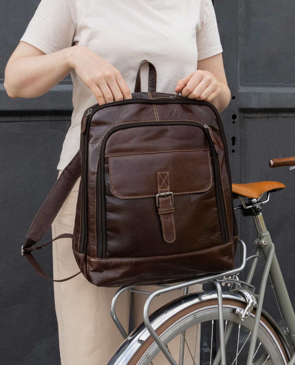gusti-leder-niki-rucksack-aus-b-ffelleder-raumwunder-outlet image 4