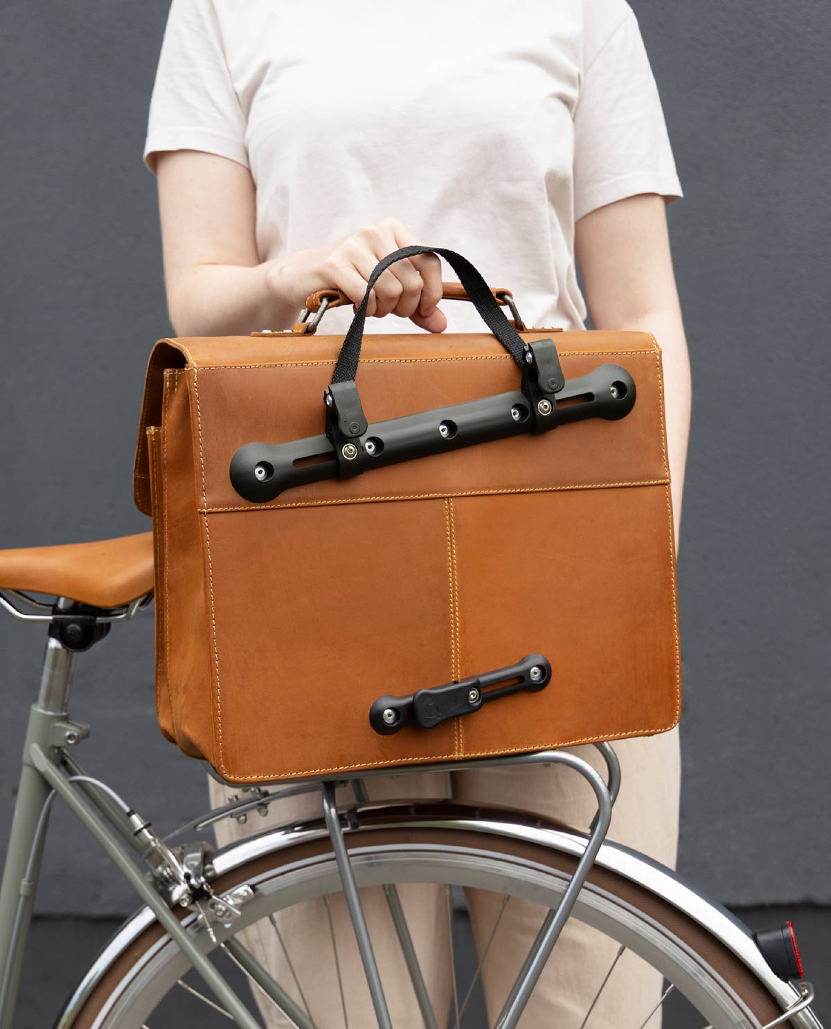 gusti-leder-peter-s-fahrradtasche-2-in-1-b-ffelleder-f-r-15-zoll-notebook image 6