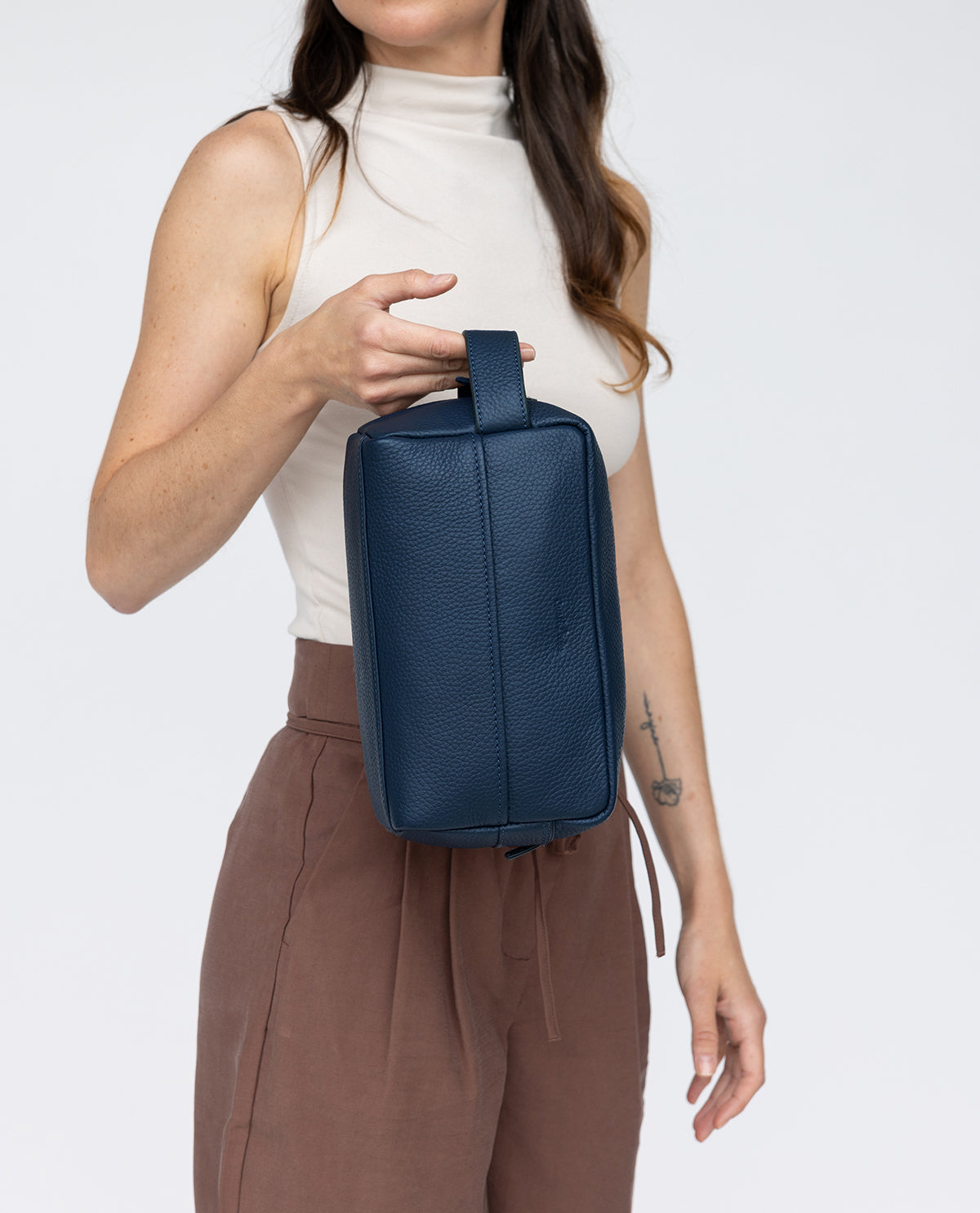 gusti-leder-hermann-waschtasche-herren-dunkelblau-leder image 5