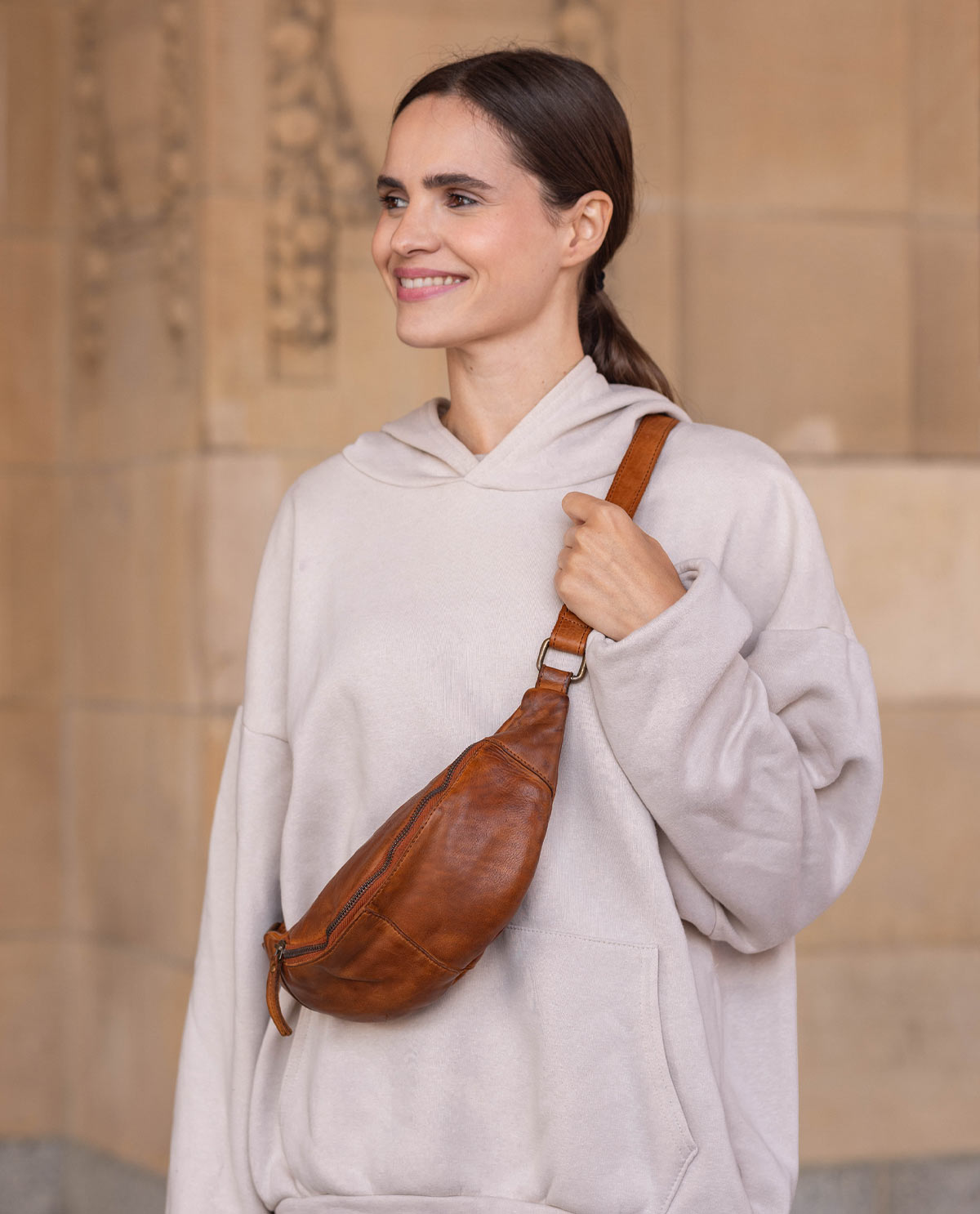 gusti-leder-cillian-bauchtasche-minimalistisch-festival-alltag image 1