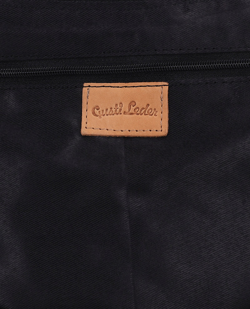 gusti-leder-erika-umh-ngetasche-aus-schwarzem-leder image 4