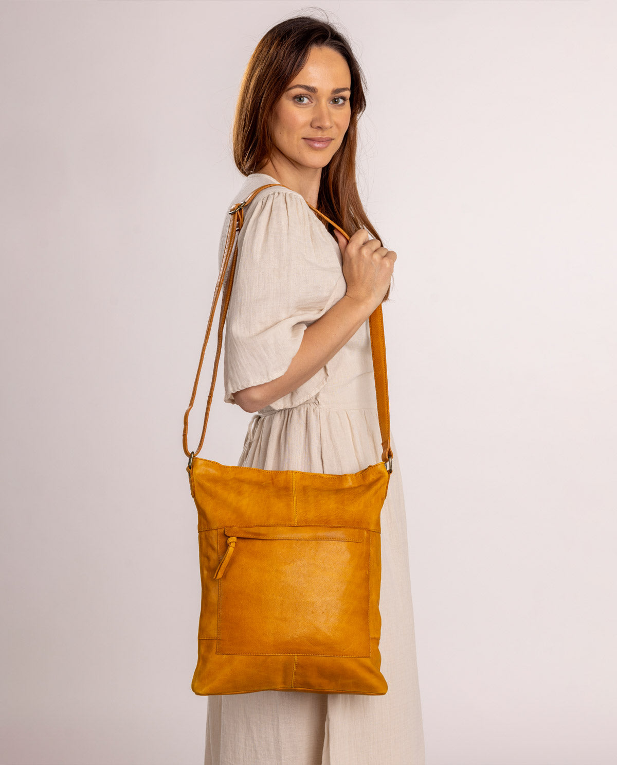 gusti-leder-maola-umh-ngetasche-aus-leder-alltagstasche image 1