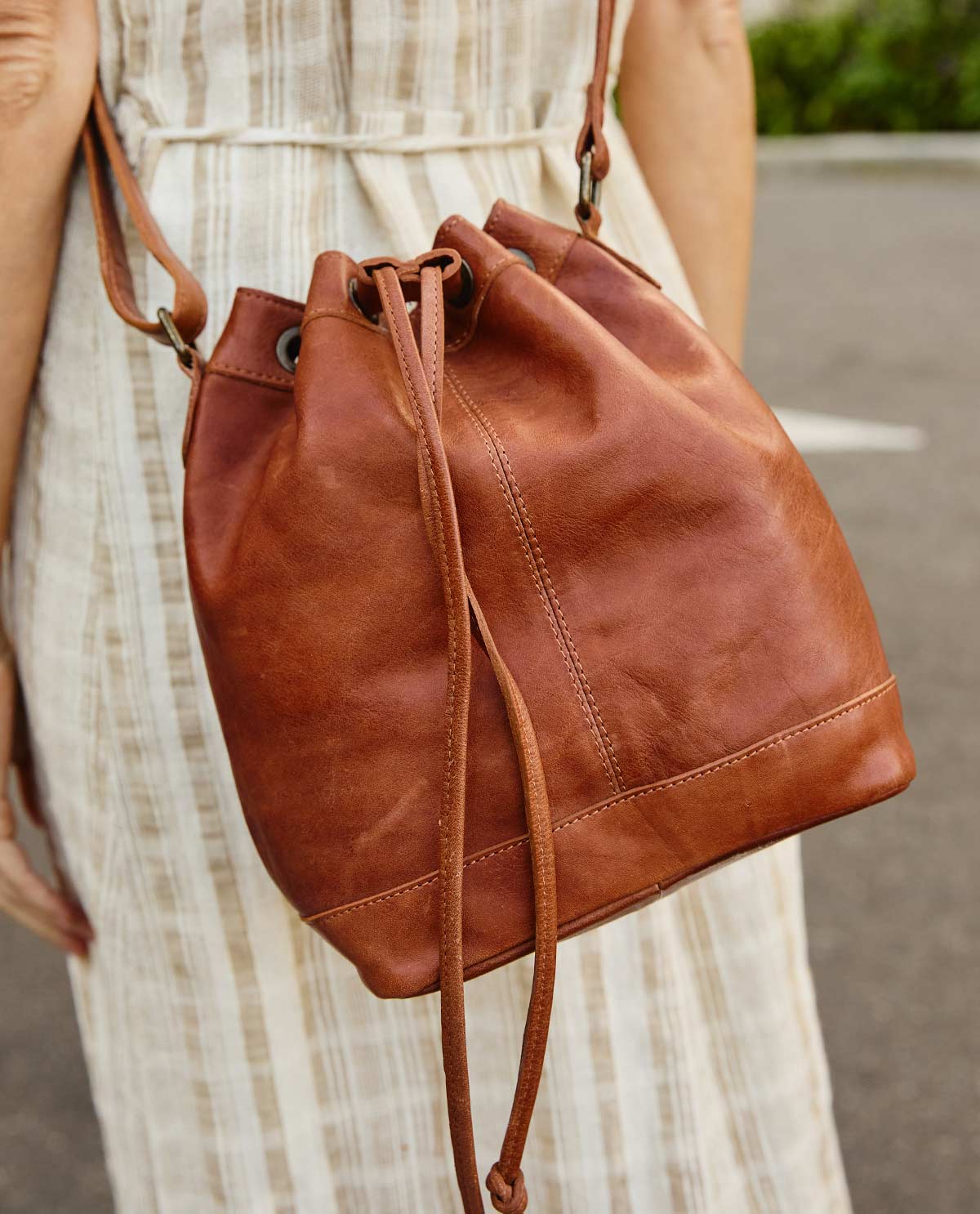 gusti-leder-ivy-outlet-handtasche-beuteltasche-bucket-aus-rindsleder image 1