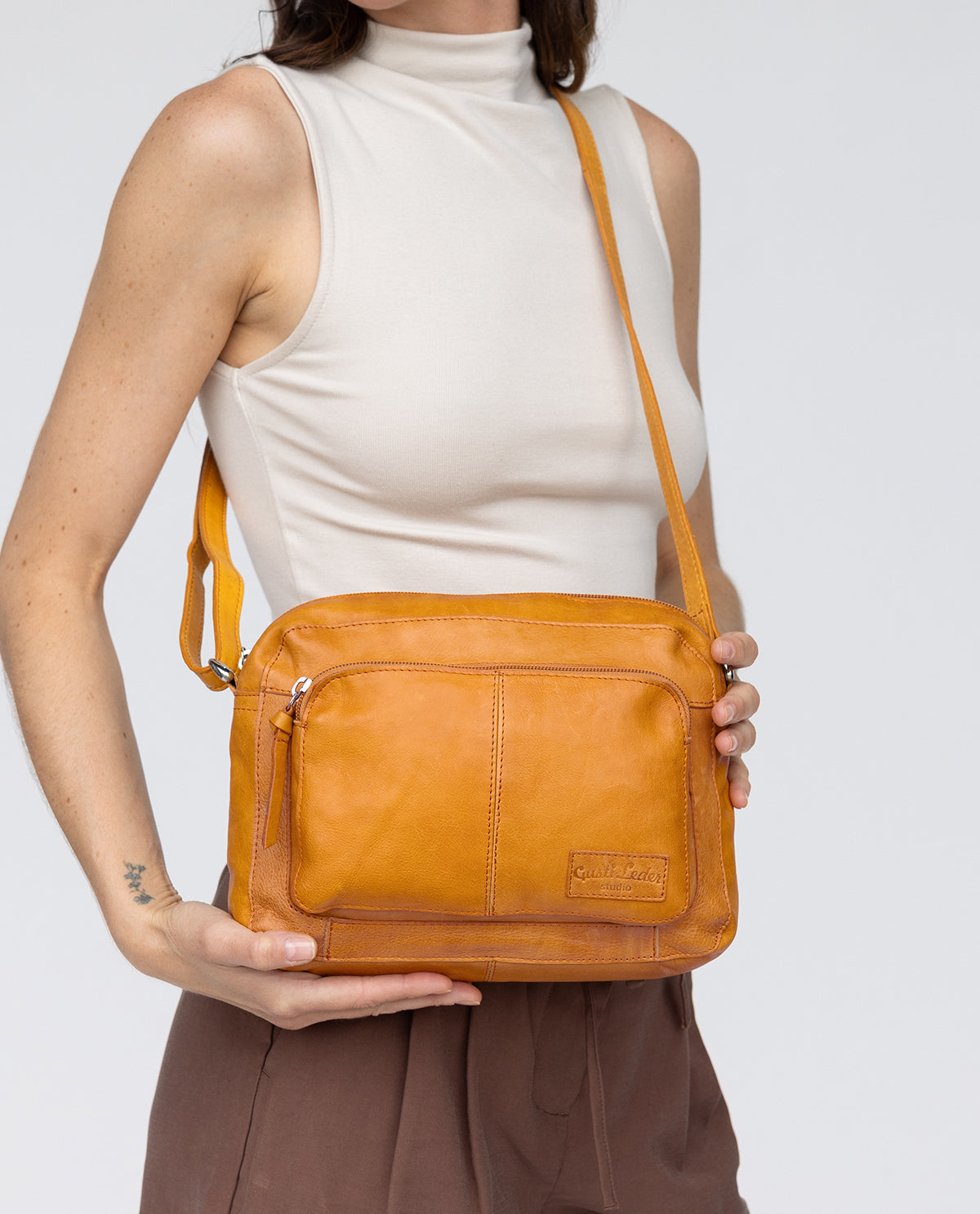 gusti-leder-amani-handtasche-damen-klein-leder-mit-au-enfach image 8