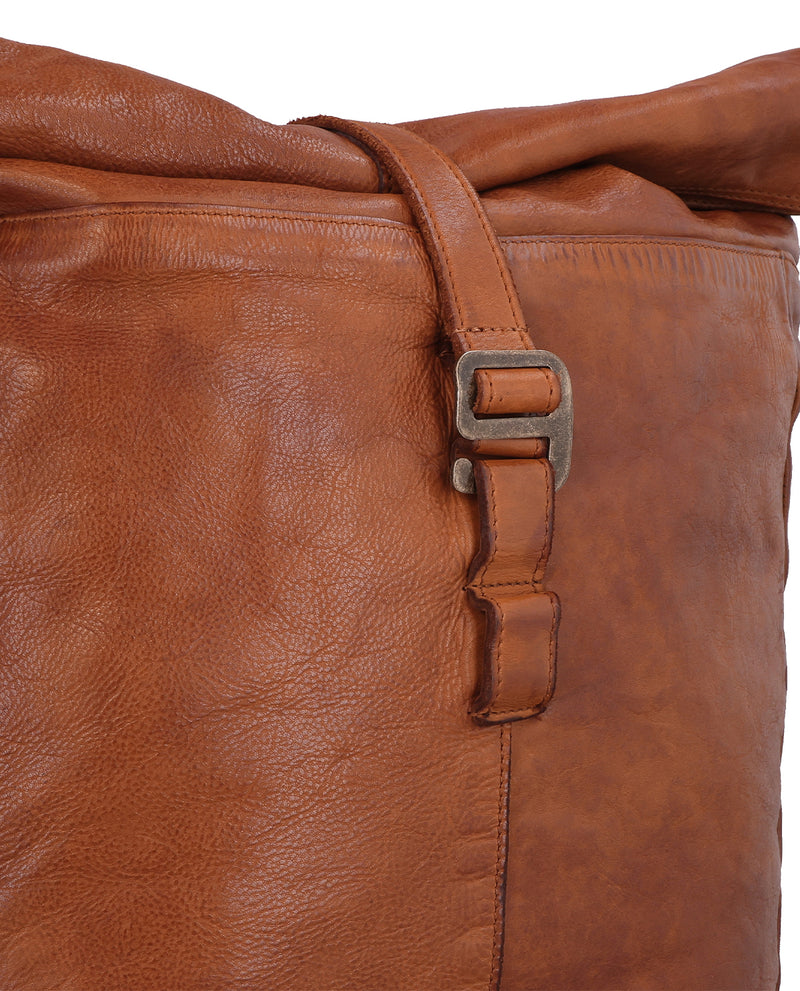 gusti-leder-bendik-rolltop-rucksack-leder-honigbraun-mit-laptopfach image 3