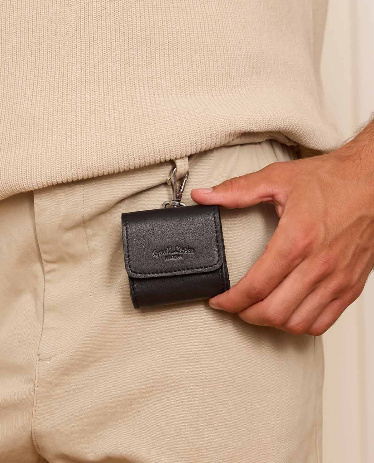 gusti-leder-andrico-airpods-schutzh-lle-aus-echtleder-schwarz image 5
