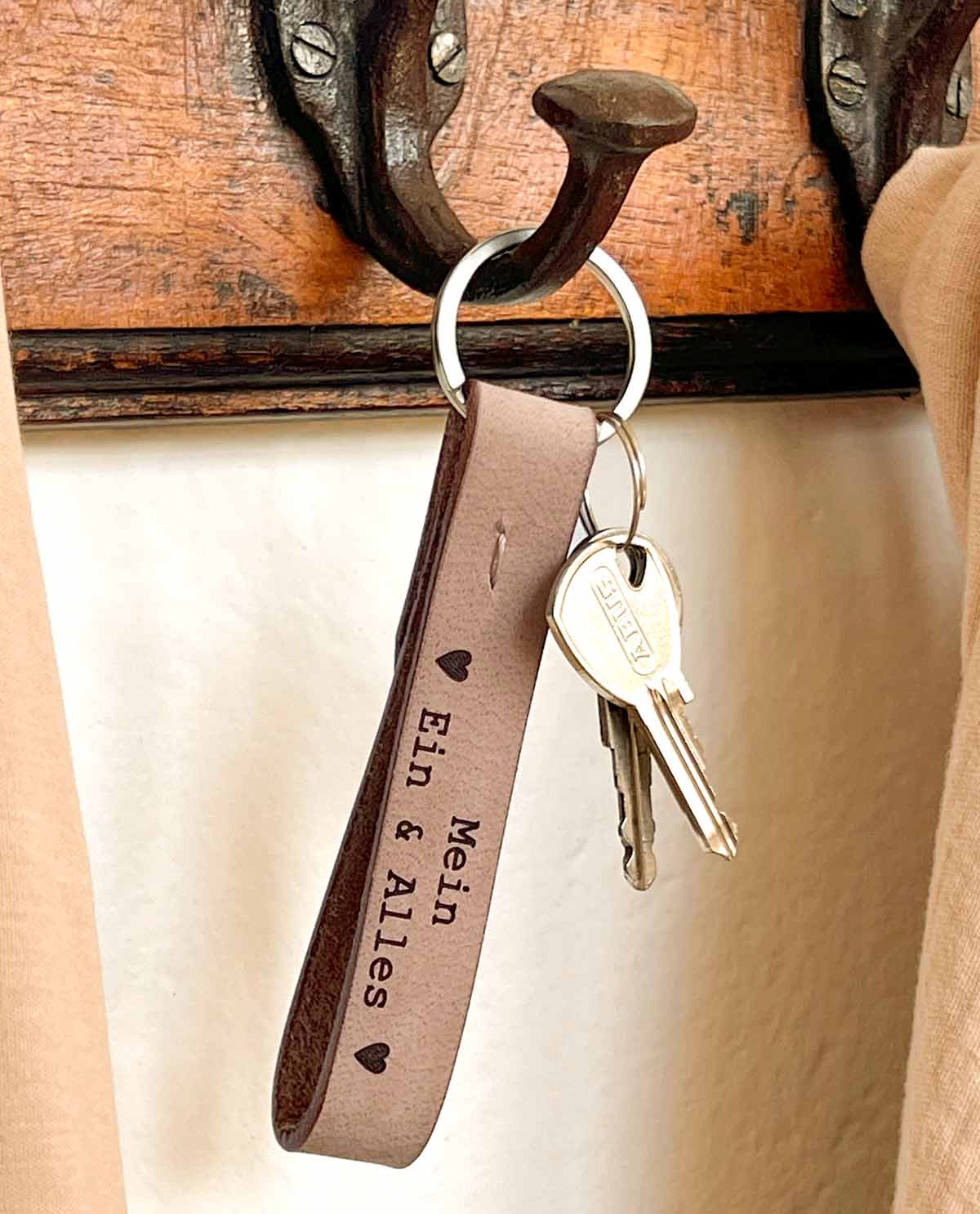 gusti-leder-aaron-schl-sselanh-nger-b-ffelleder-vintage-look image 1