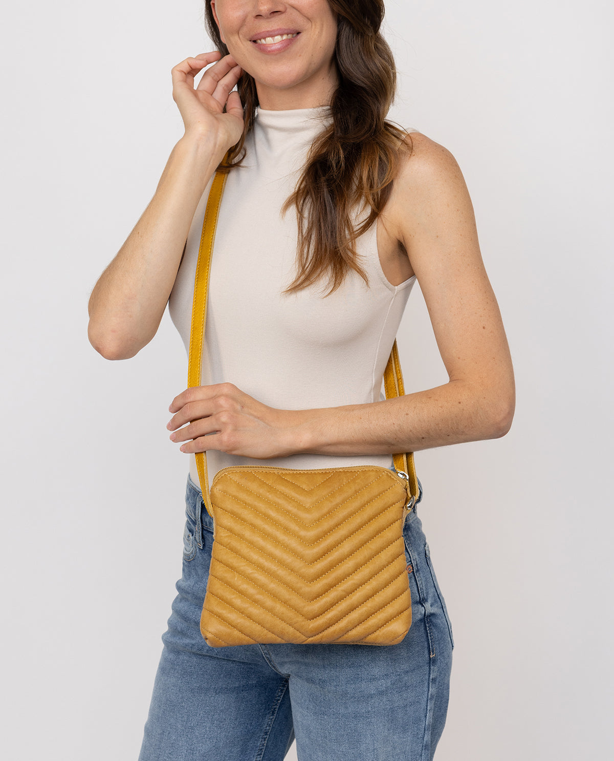 gusti-leder-aline-kleine-lederhandtasche-damen-gelb image 1