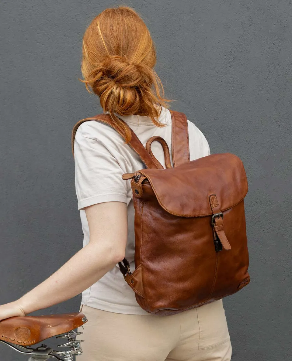 gusti-leder-kieran-rucksack-mit-laptopfach-in-vollleder-optik image 1